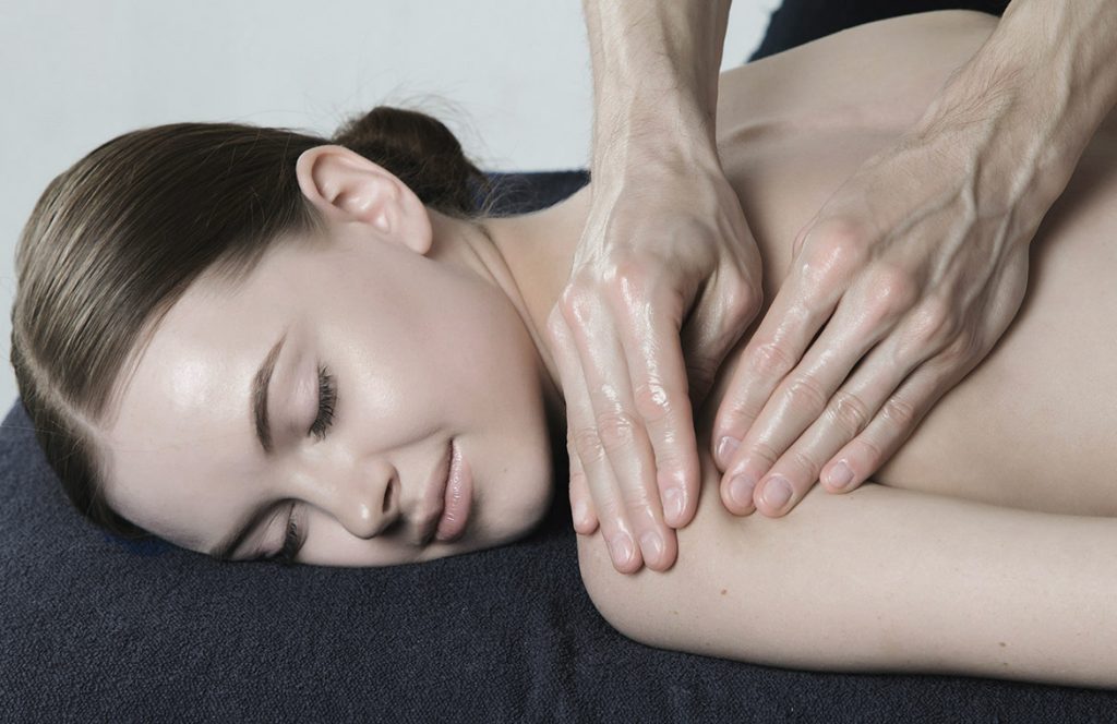 Paar Massage mit Partner